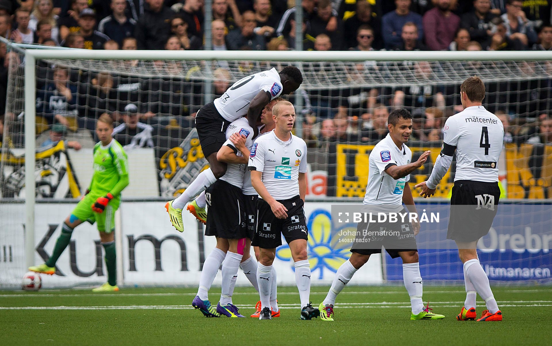 Örebros Marcus Pode gör 2-0 och jublar