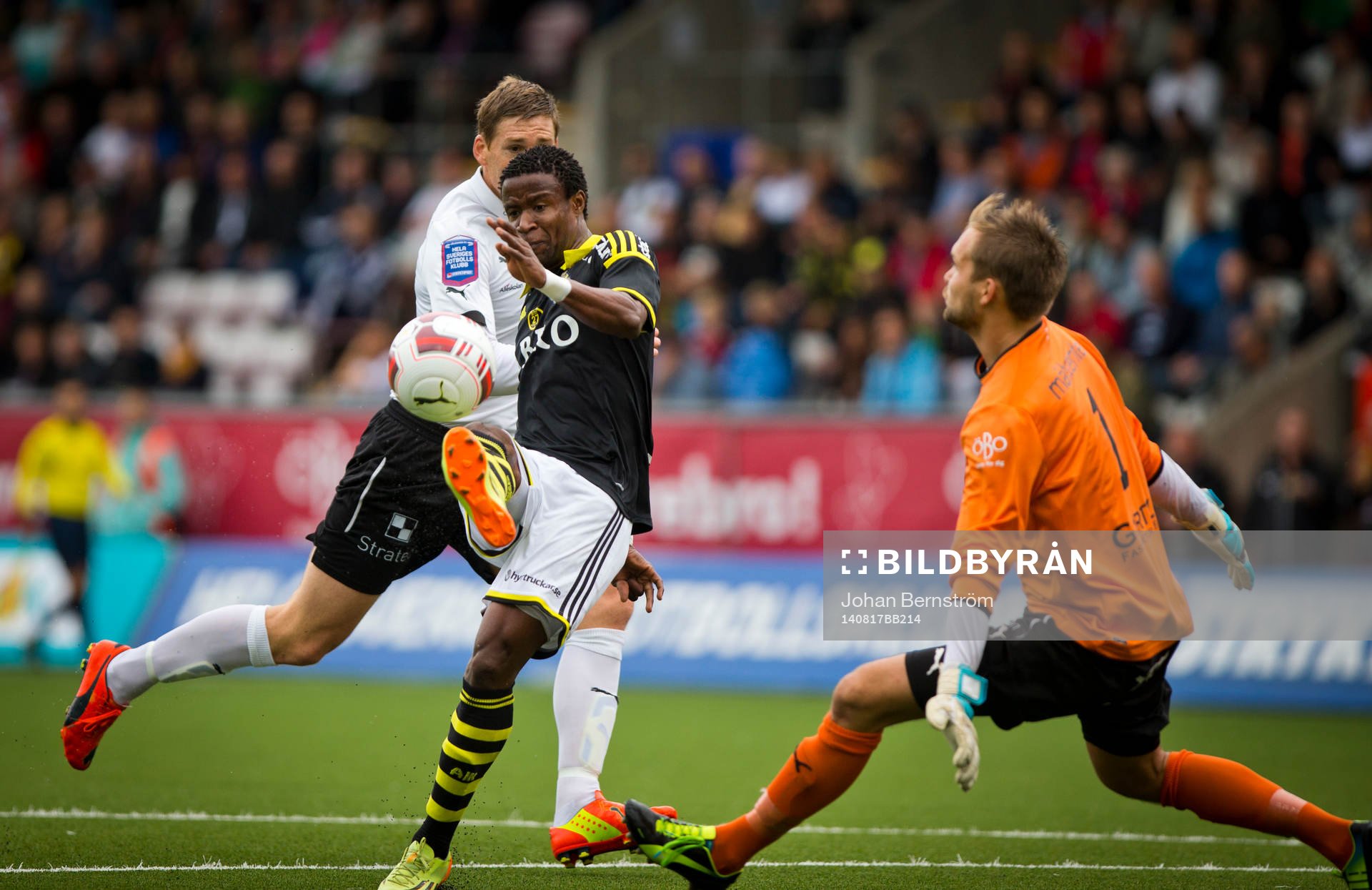AIK:s Kennedy Igboananike mot Örebros målvakt Oscar Jansson under fotbollsmatchen i allsvenskan mellan Örebro och AIK den 17 augusti 2014 i Örebro.