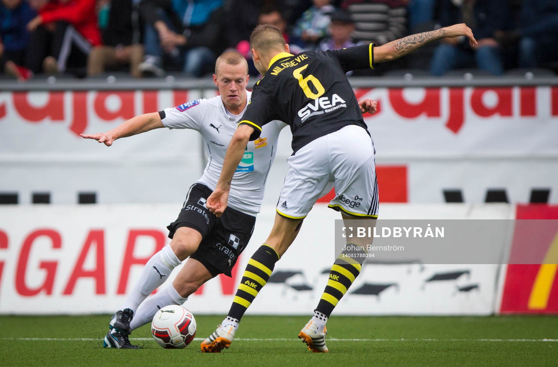 Örebros Daniel Gustavsson och AIK:s Alexander Milosevic i kamp om bollen i Allsvenskan mellan Örebro och AIK den 17 augusti 2014 i Örebro.