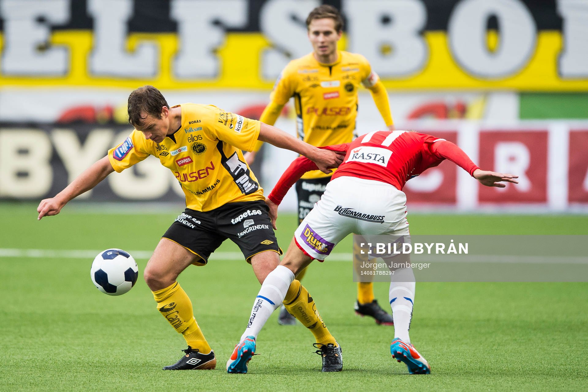 Kamp mellan Elfsborgs Henning Hauger och Kalmars Jonathan