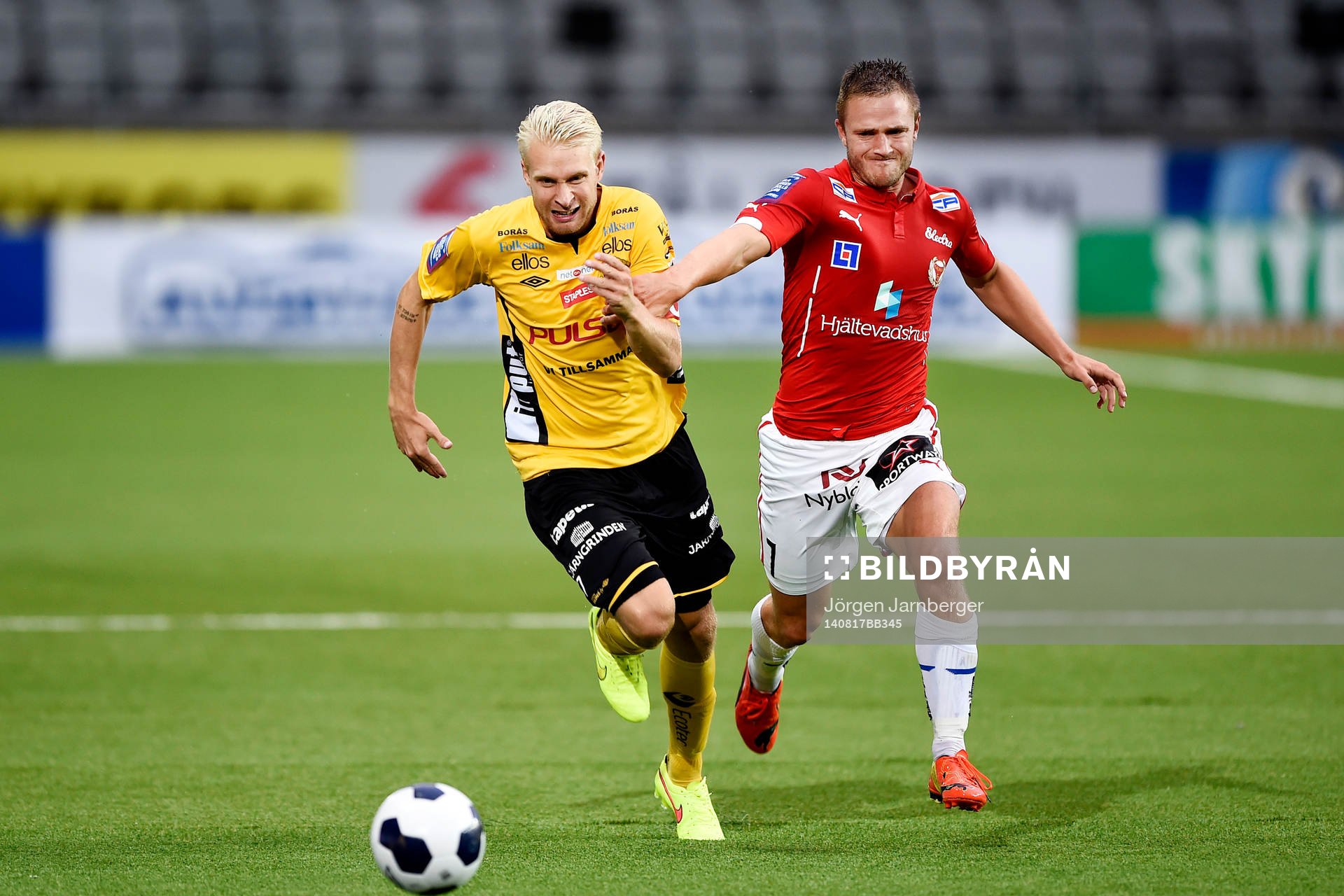 Elfsborgs Johan Larsson och Kalmars Mats Solheim under fotbollsmatchen i Allsvenskan mellan Elfsborg och Kalmar den 17 augusti 2014 i Borås.