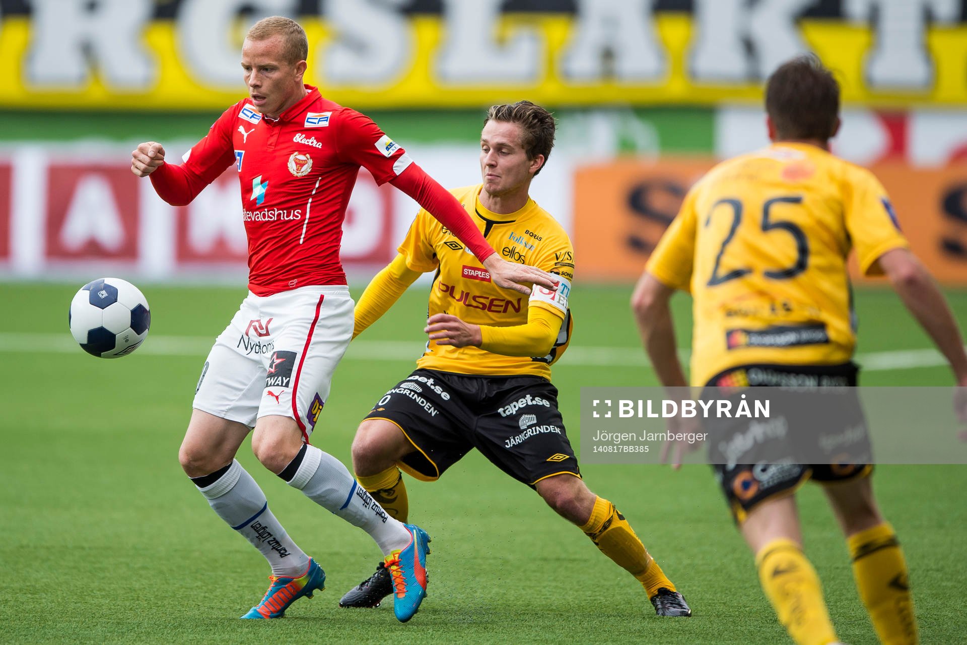 Kalmars Tobias Eriksson uppvaktas av Elfsborgs Adam