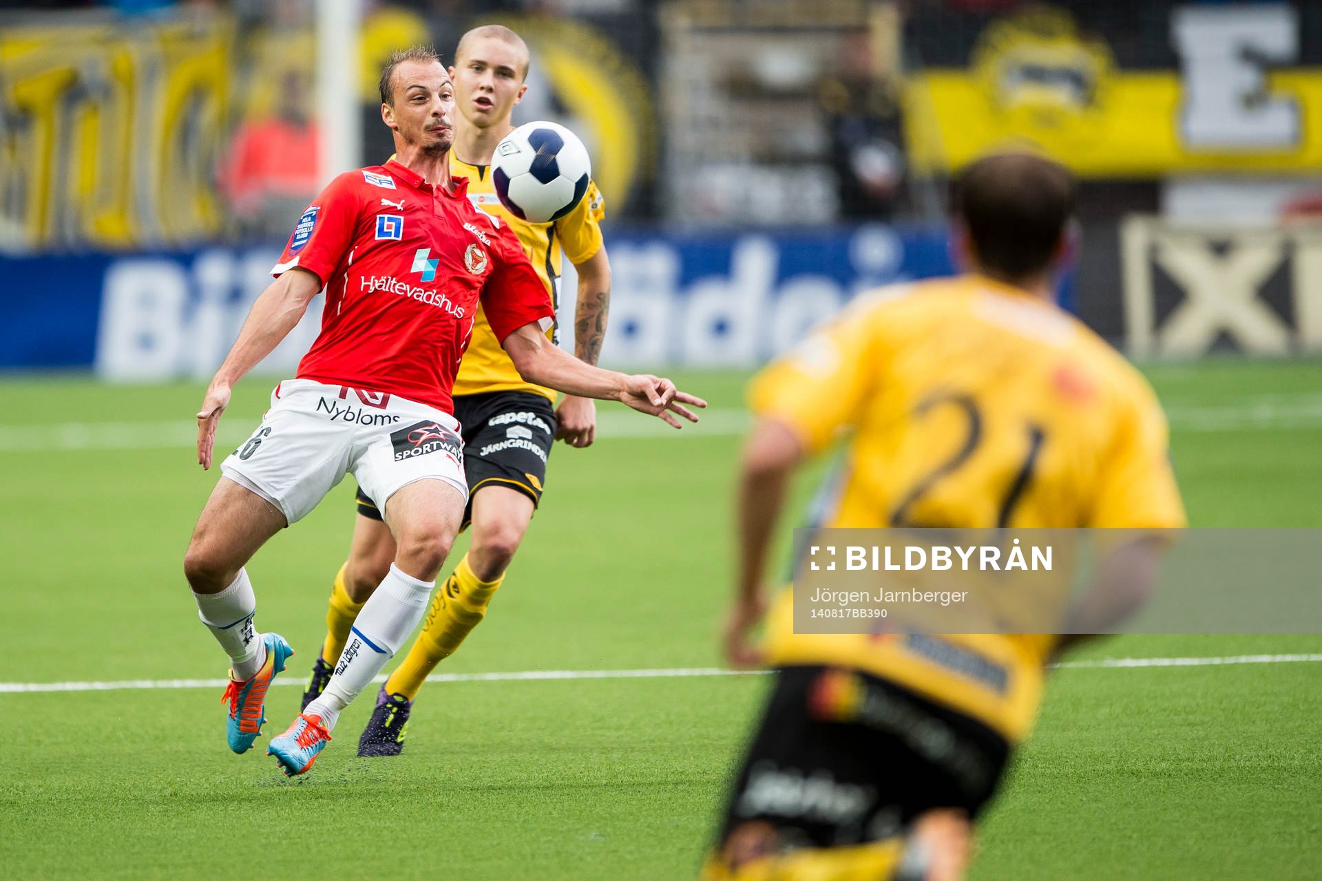 Kalmars Pär Eriksson med Elfsborgs Sebastian Holmén  i