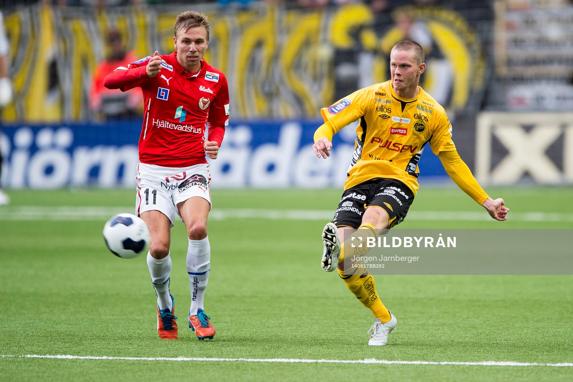 Elfsborgs Anton Lans (h) och Kalmars Jonathan Ring (v) under fotbollsmatchen i Allsvenskan mellan Elfsborg och Kalmar den 17 augusti 2014 i Borås.