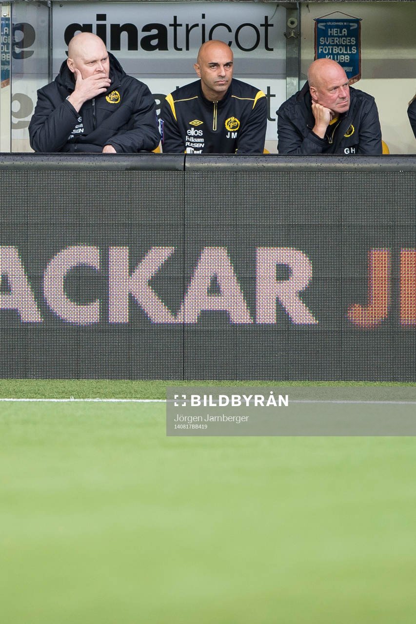 Elfsborgs manager Klas Ingesson, tränare Jan Mian och målvaktstränare Gert Hansen under fotbollsmatchen i Allsvenskan mellan Elfsborg och Kalmar den 17 augusti 2014 i Borås.