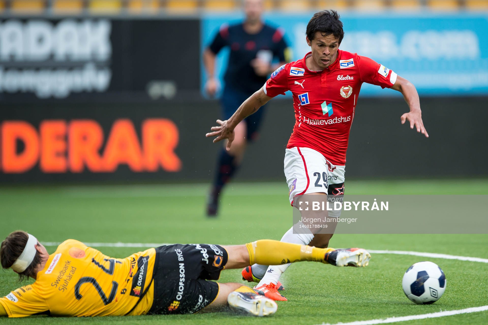 Kalmars Romário Pereira Sipião tar sig förbi Elfsborgs
