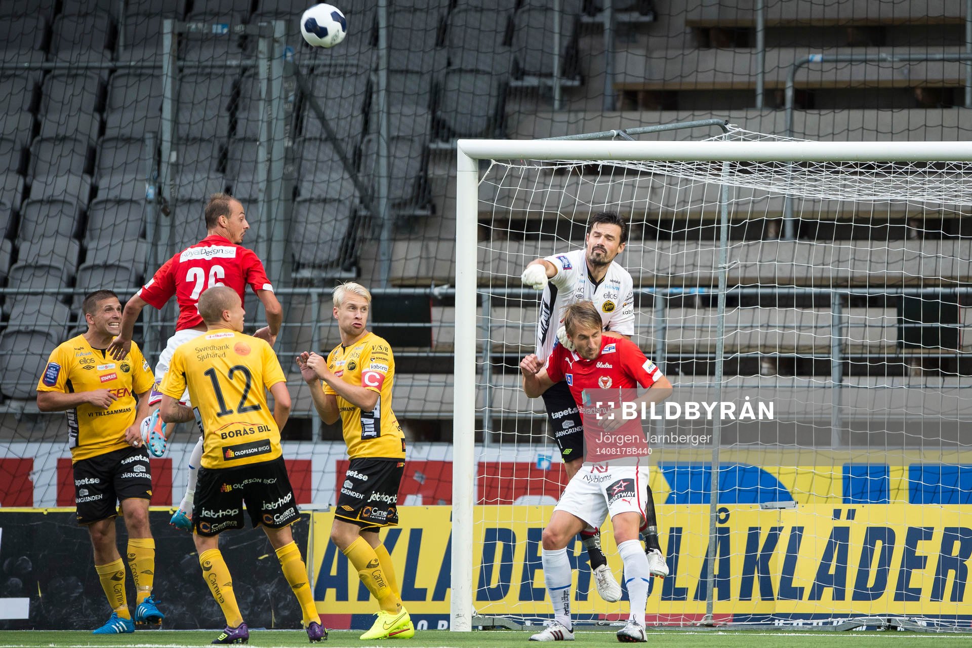 Elfsborgs målvakt Kevin Stuhr-Ellegaard boxar undan bollen