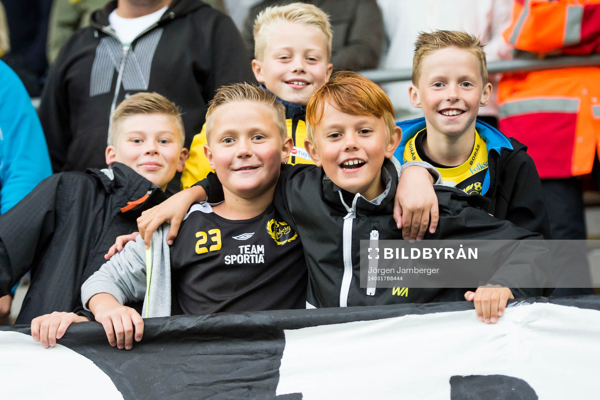 Unga Elfsborgs supportrar på läktaren