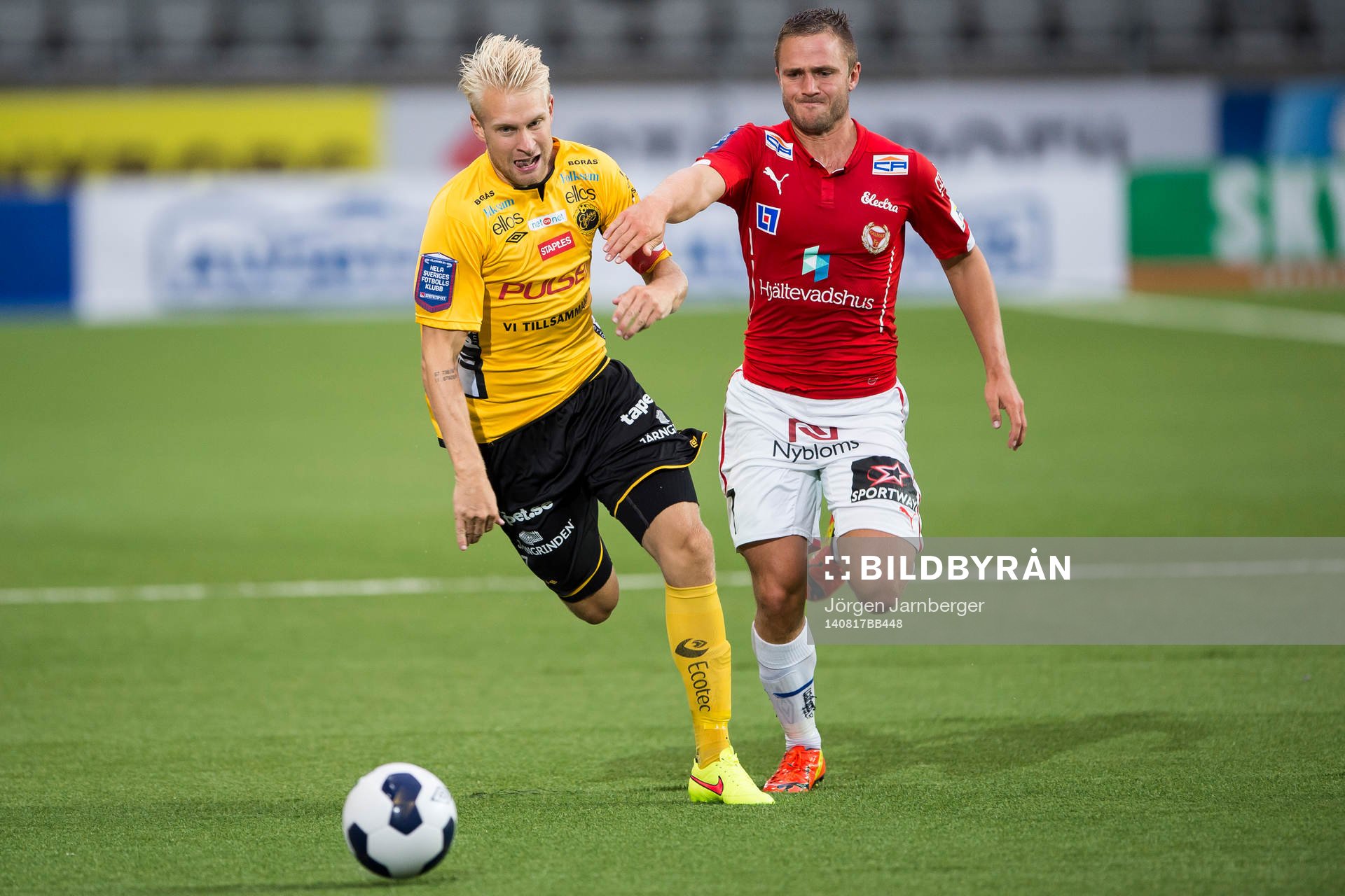 Elfsborgs Johan Larsson och Kalmars Mats Solheim kämpar om bollen under fotbollsmatchen i Allsvenskan mellan Elfsborg och Kalmar den 17 augusti 2014 i Borås.