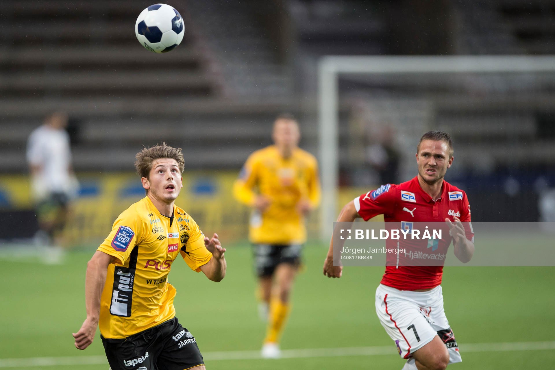 Elfsborgs Arber Zeneli och Kalmars Mats Solheim under fotbollsmatchen i Allsvenskan mellan Elfsborg och Kalmar den 17 augusti 2014 i Borås.