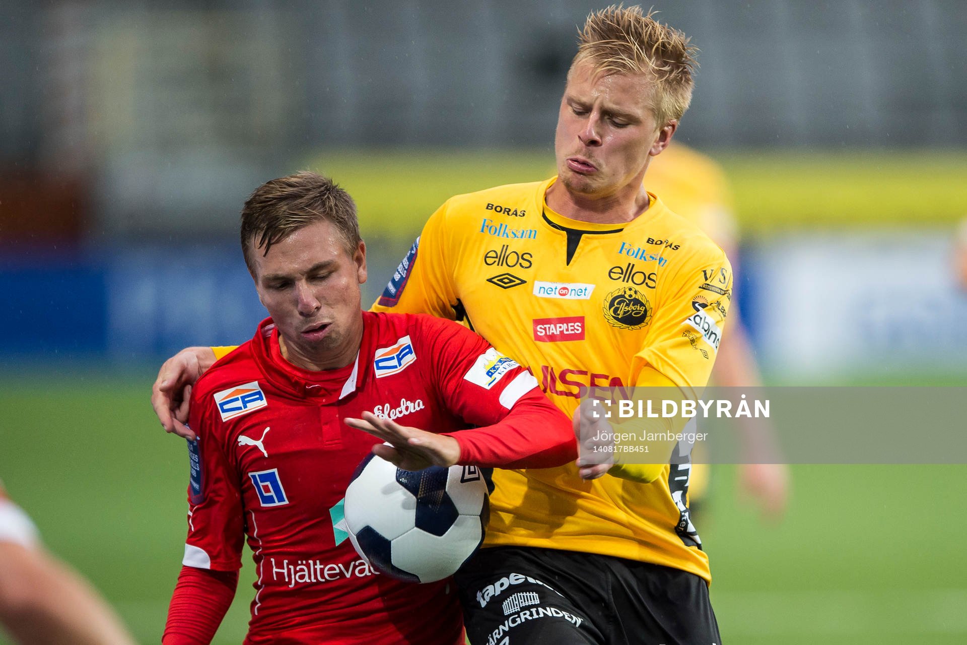 Kamp mellan Kalmars Jonathan Ring (v) och Elfsborgs Per
