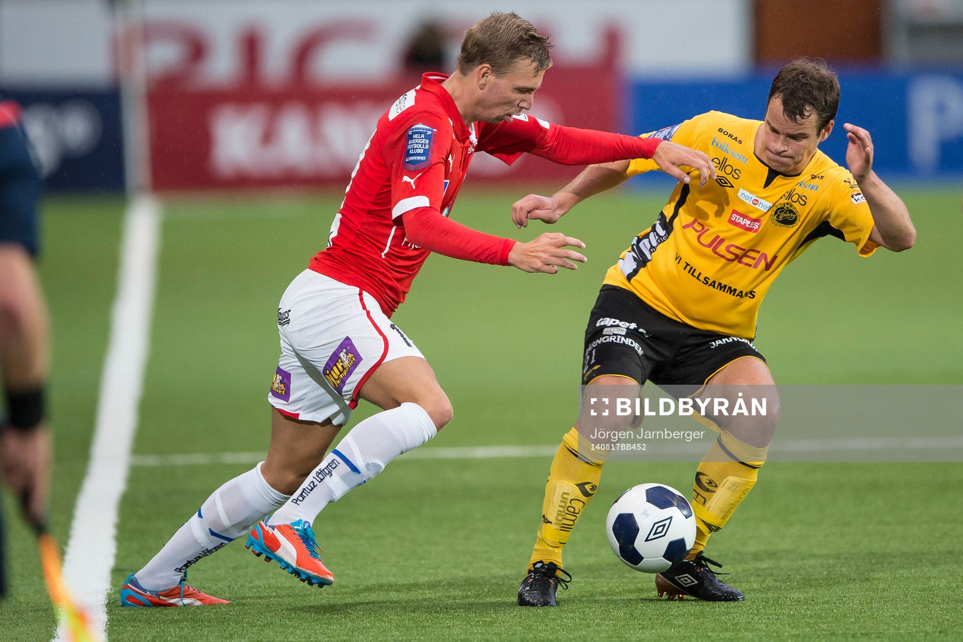 Elfsborgs Henning Hauger och Kalmars Jonathan Ring (v) under fotbollsmatchen i Allsvenskan mellan Elfsborg och Kalmar den 17 augusti 2014 i Borås.