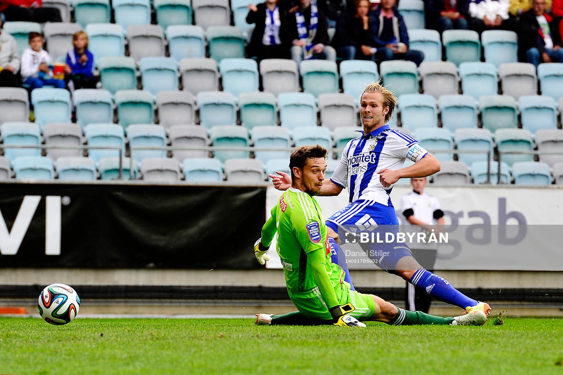 IFK Göteborgs Gustav Engvall gör 1-0 bakom Brommapojkarnas målvakt Davor Blazevic under fotbollsmatchen i Allsvenskan mellan IFK Göteborg och Brommapojkarna den 17 augusti 2014 i Göteborg.