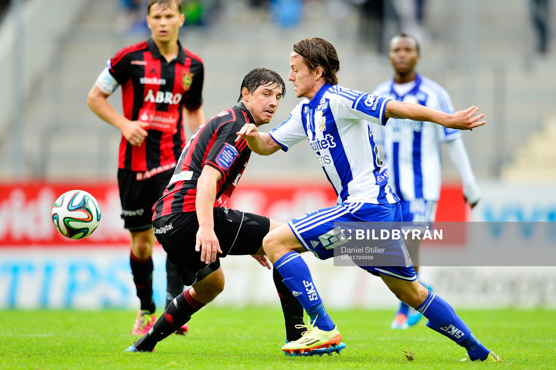 Brommapojkarnas Gabriel Petrovic i en duell med IFK