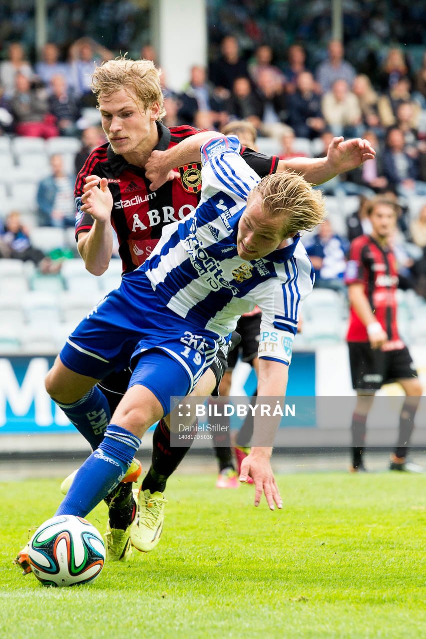 IFK Göteborgs Gustav Engvall i kamp med Brommapojkarnas Carl Starfelt under fotbollsmatchen i Allsvenskan mellan IFK Göteborg och Brommapojkarna den 17 april 2014 i Göteborg.