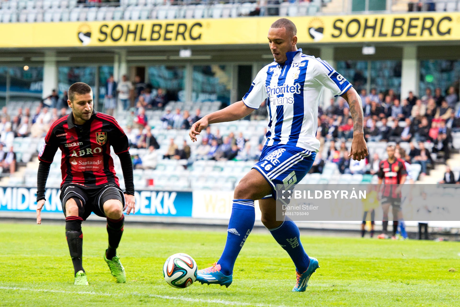 IFK Göteborgs Kenneth Zohore och Brommapojkarnas Gabriel Özkan under fotbollsmatchen i Allsvenskan mellan IFK Göteborg och Brommapojkarna den 17 april 2014 i Göteborg.
