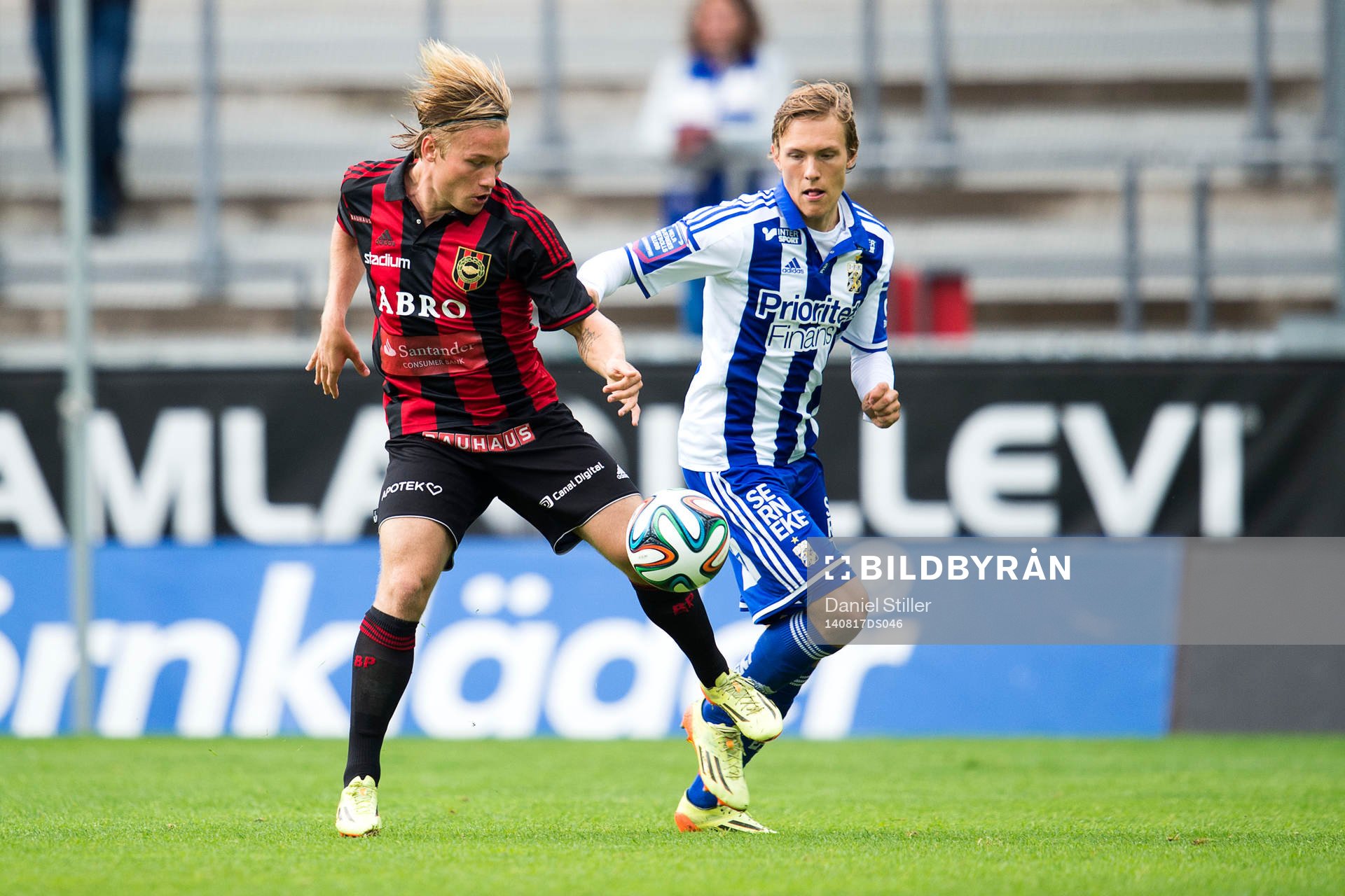 Brommapojkarnas Nicklas Bärkroth i kamp med IFK Göteborgs Ludwig Augustinsson under fotbollsmatchen i Allsvenskan mellan IFK Göteborg och Brommapojkarna den 17 april 2014 i Göteborg.