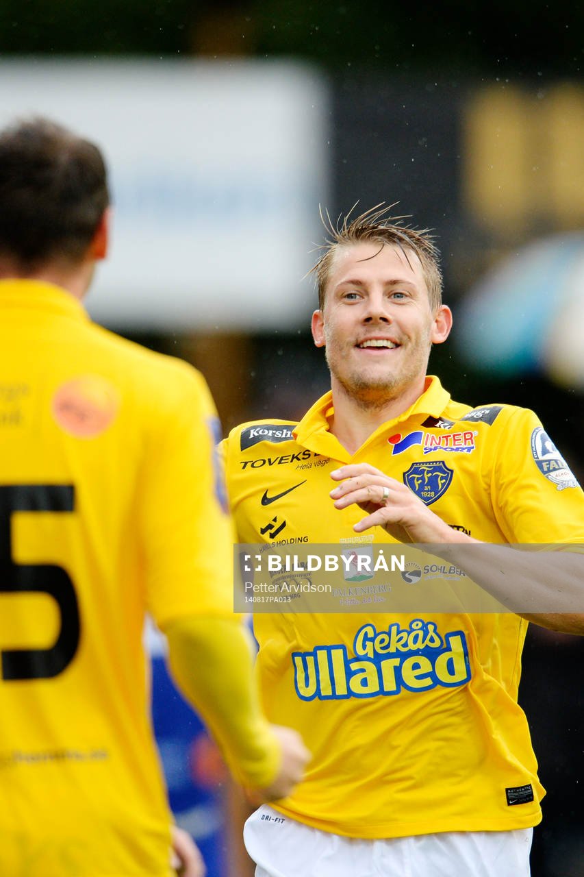 Falkenbergs Patrik Ingelsten (th) jublar