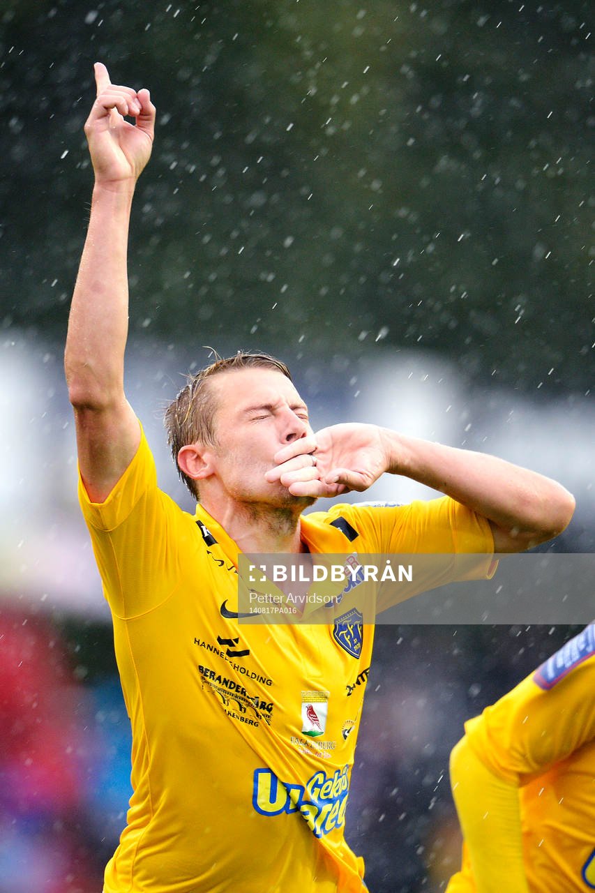 Falkenbergs Patrik Ingelsten jublar