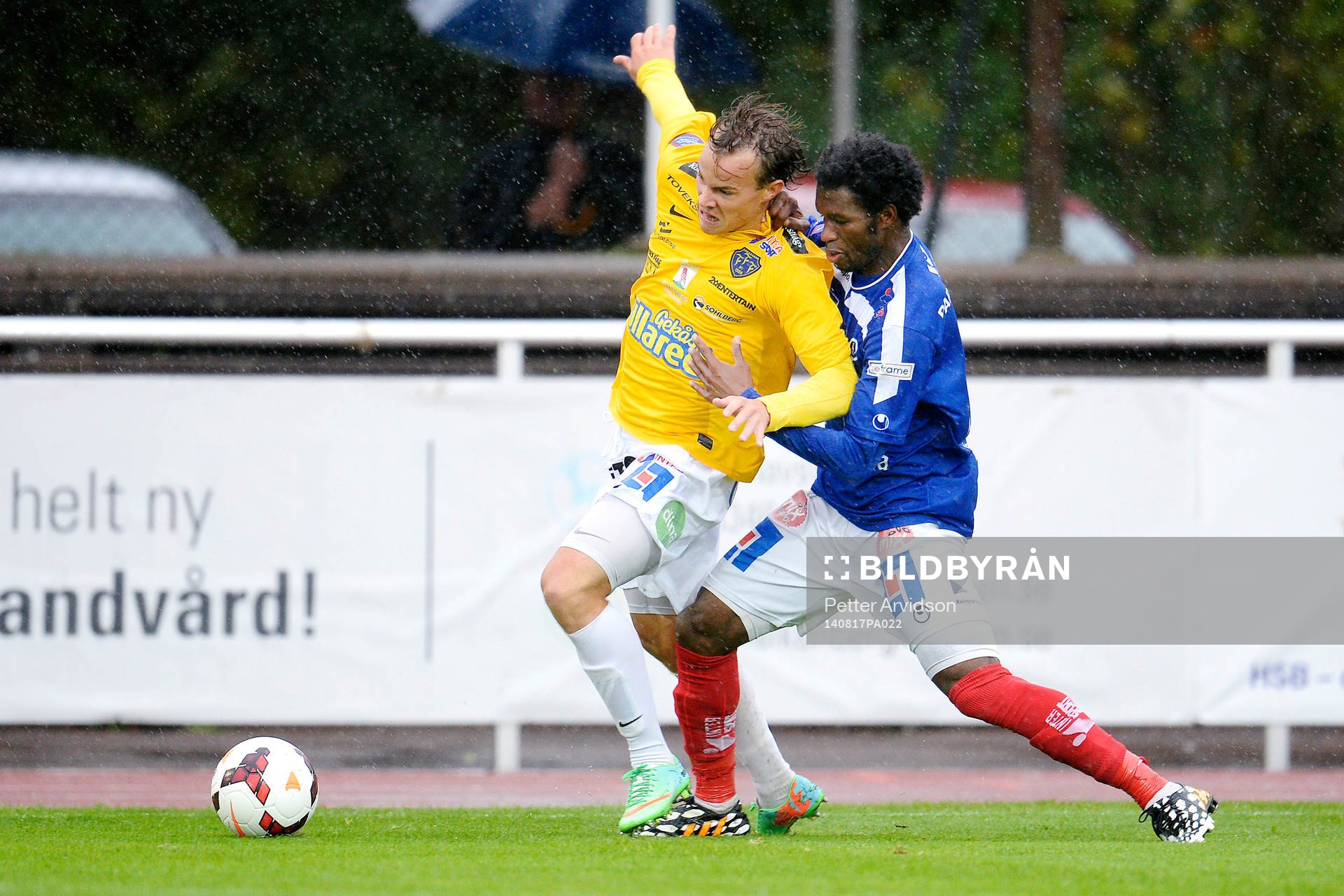 Åtvidabergs Mohammed Abubakari drar i Falkenbergs Anton