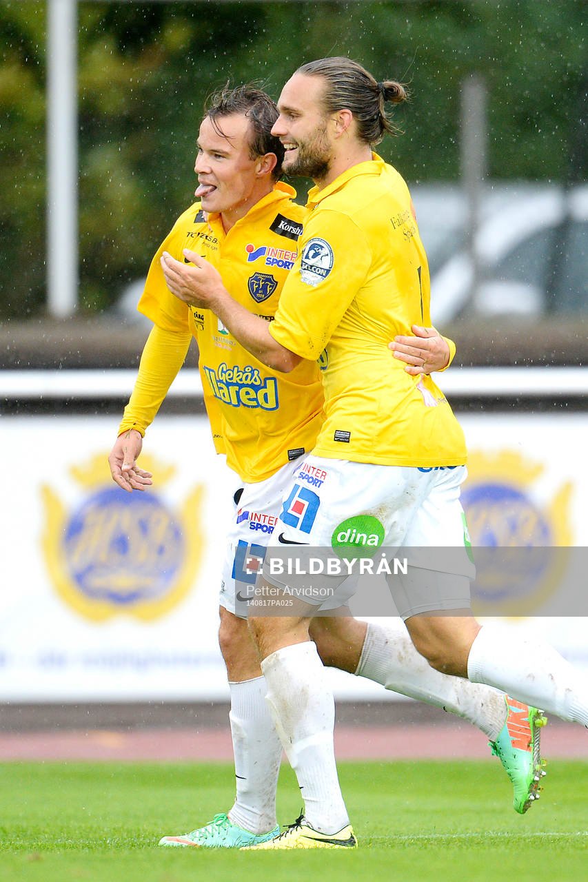 Falkenbergs Anton Wede gör 3-0 och jublar med Johannes Vall