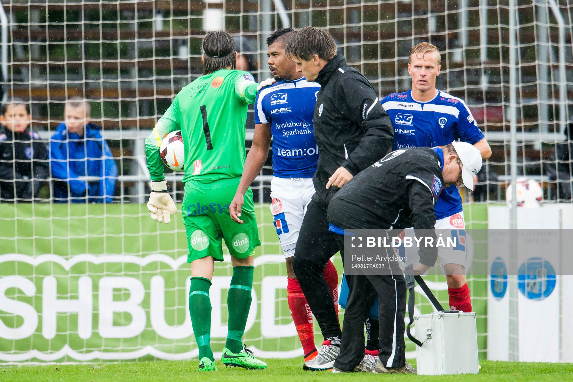 Åtvidabergs Ricardo Santos får hjälp av planen
