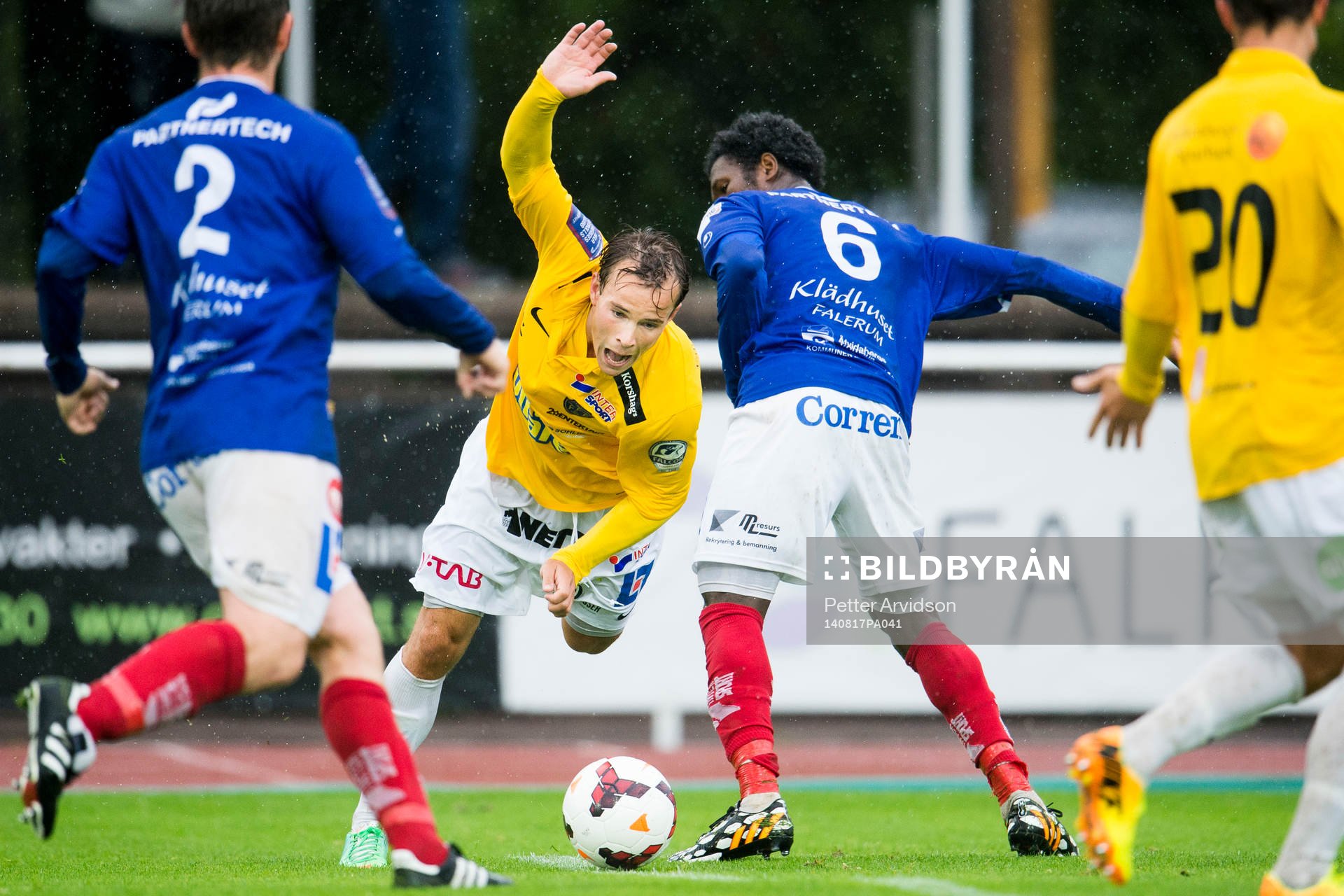 Falkenbergs Anton Wede tar sig förbi Åtvidabergs Mohammed