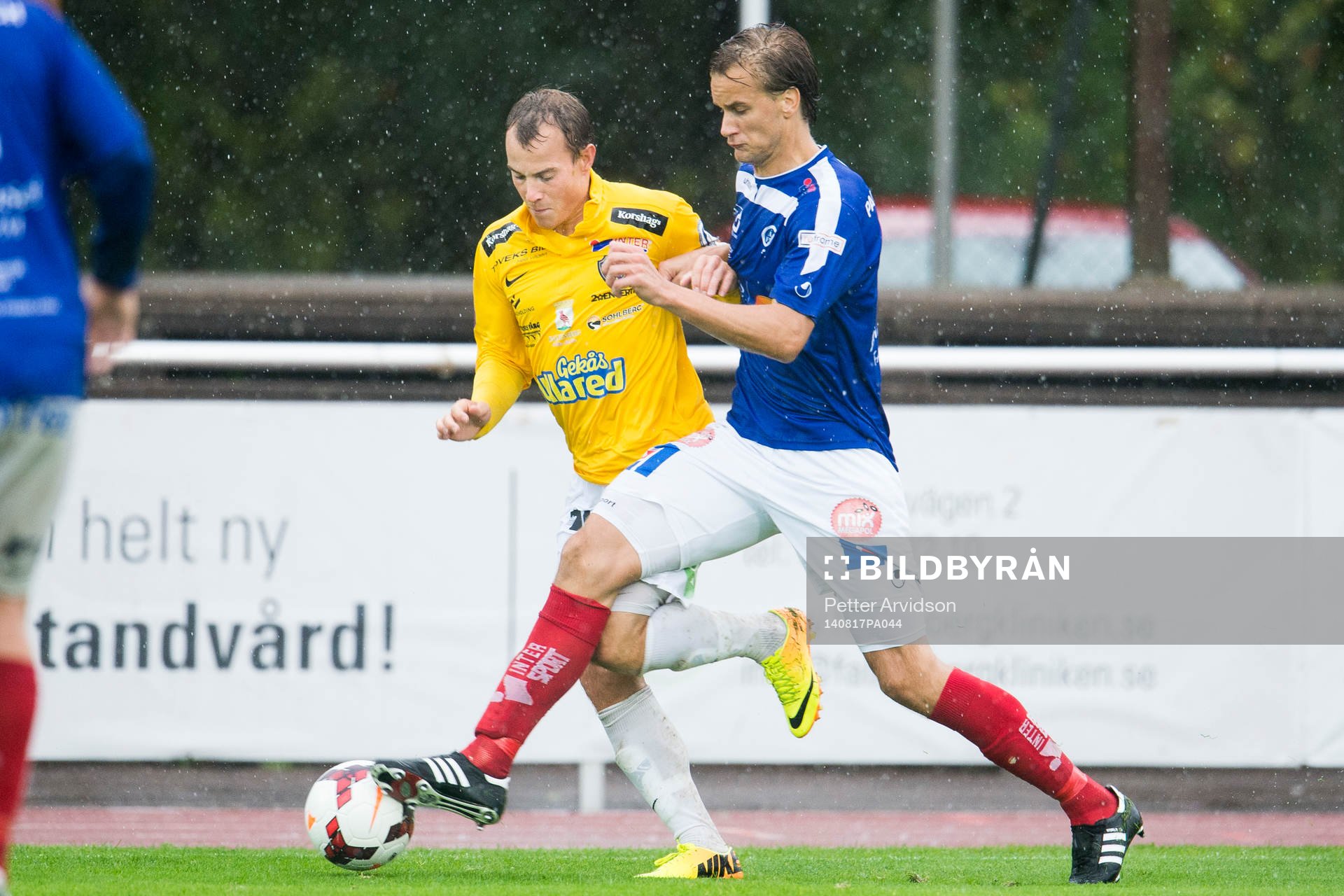 Falkenbergs Calle Wede i kamp med Åtvidabergs Månz Karlsson under fotbollsmatchen i Allsvenskan mellan Falkenberg och Åtvidaberg den 17 augusti 2014 i Falkenberg.