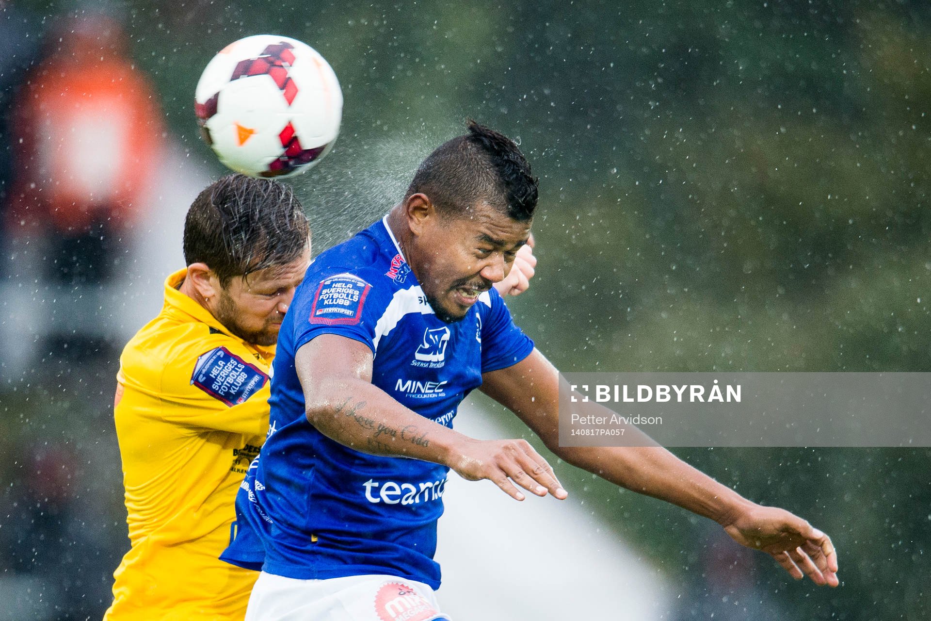 Åtvidabergs Ricardo Santos i nickduell med Falkenbergs David Svensson under fotbollsmatchen i Allsvenskan mellan Falkenberg och Åtvidaberg den 17 augusti 2014 i Falkenberg.