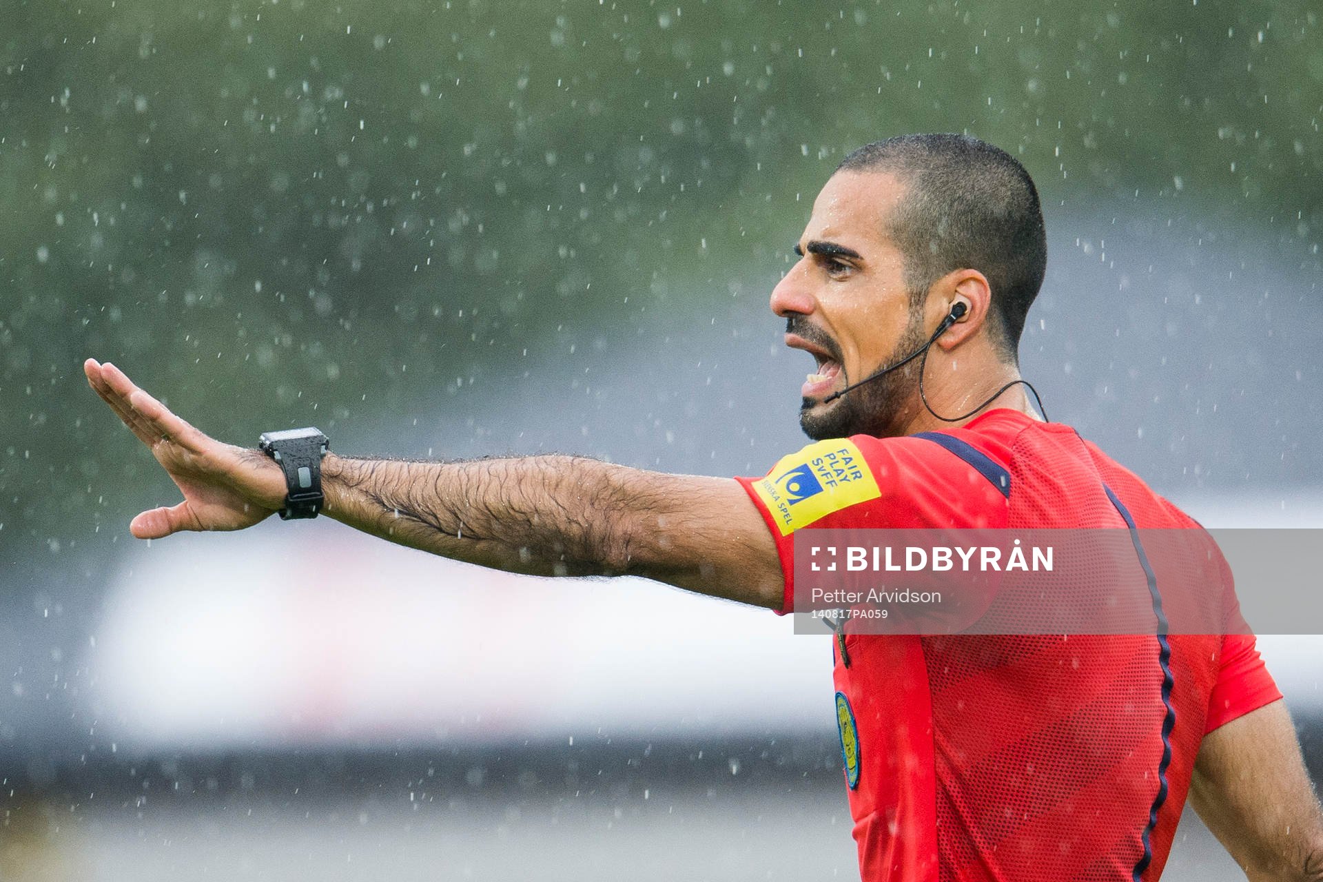 Domare Mohammed Al-Hakim under fotbollsmatchen i Allsvenskan mellan Falkenberg och Åtvidaberg den 17 augusti 2014 i Falkenberg.
