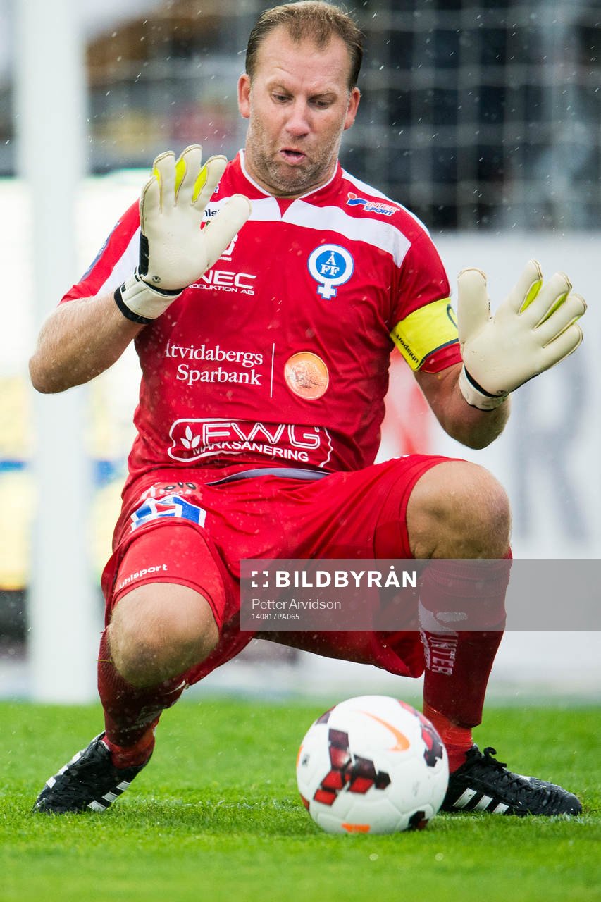 Åtvidabergs målvakt Henrik Gustavsson gör en räddning