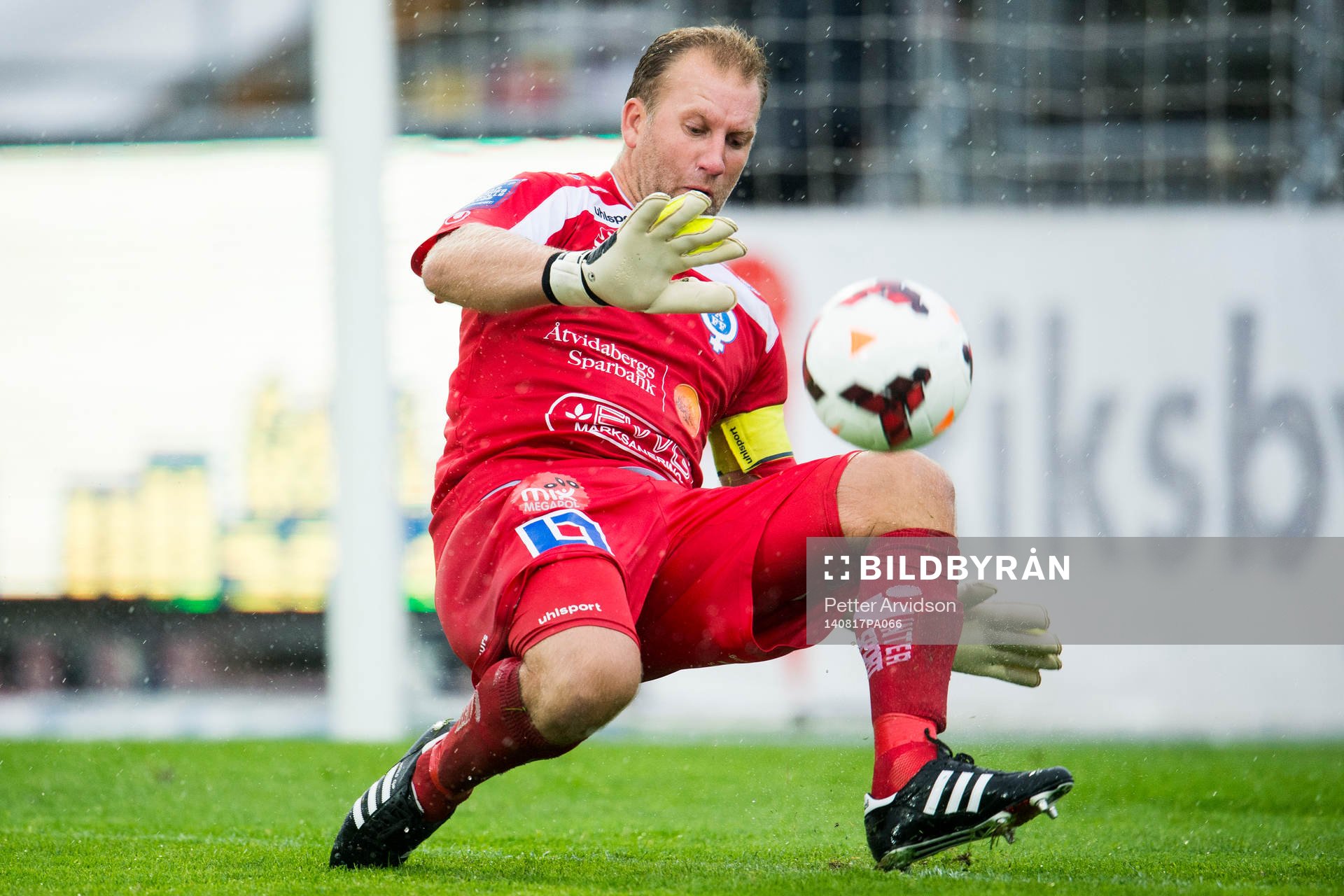 Åtvidabergs målvakt Henrik Gustavsson gör en räddning under fotbollsmatchen i Allsvenskan mellan Falkenberg och Åtvidaberg den 17 augusti 2014 i Falkenberg.