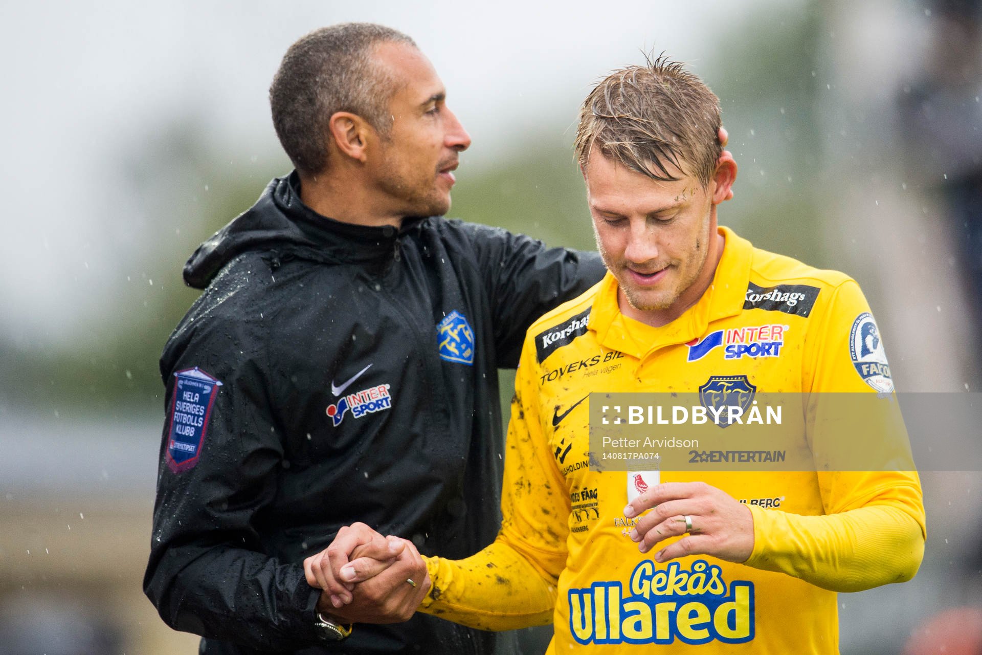 Falkenbergs tränare Henrik Larsson klappar om Patrik