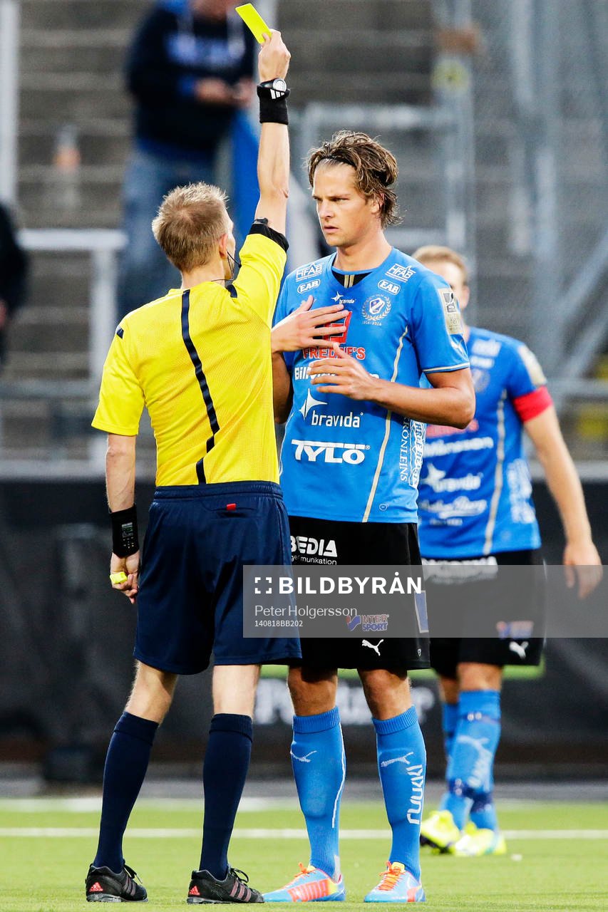 Halmstads Fredrik Liverstam får gult kort