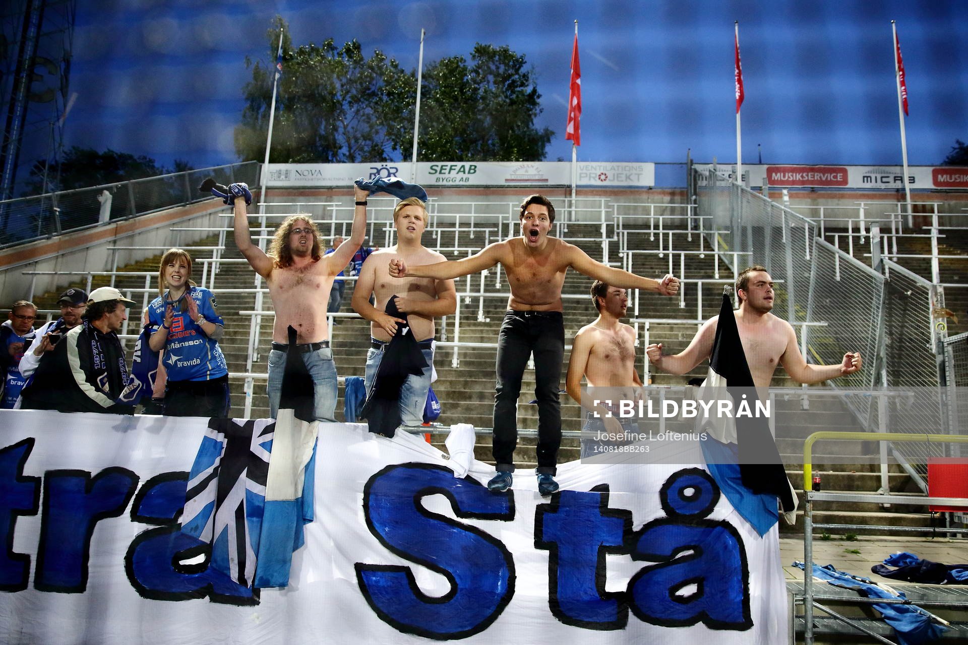 Halmstads supportrar jublar och tackar spelarna