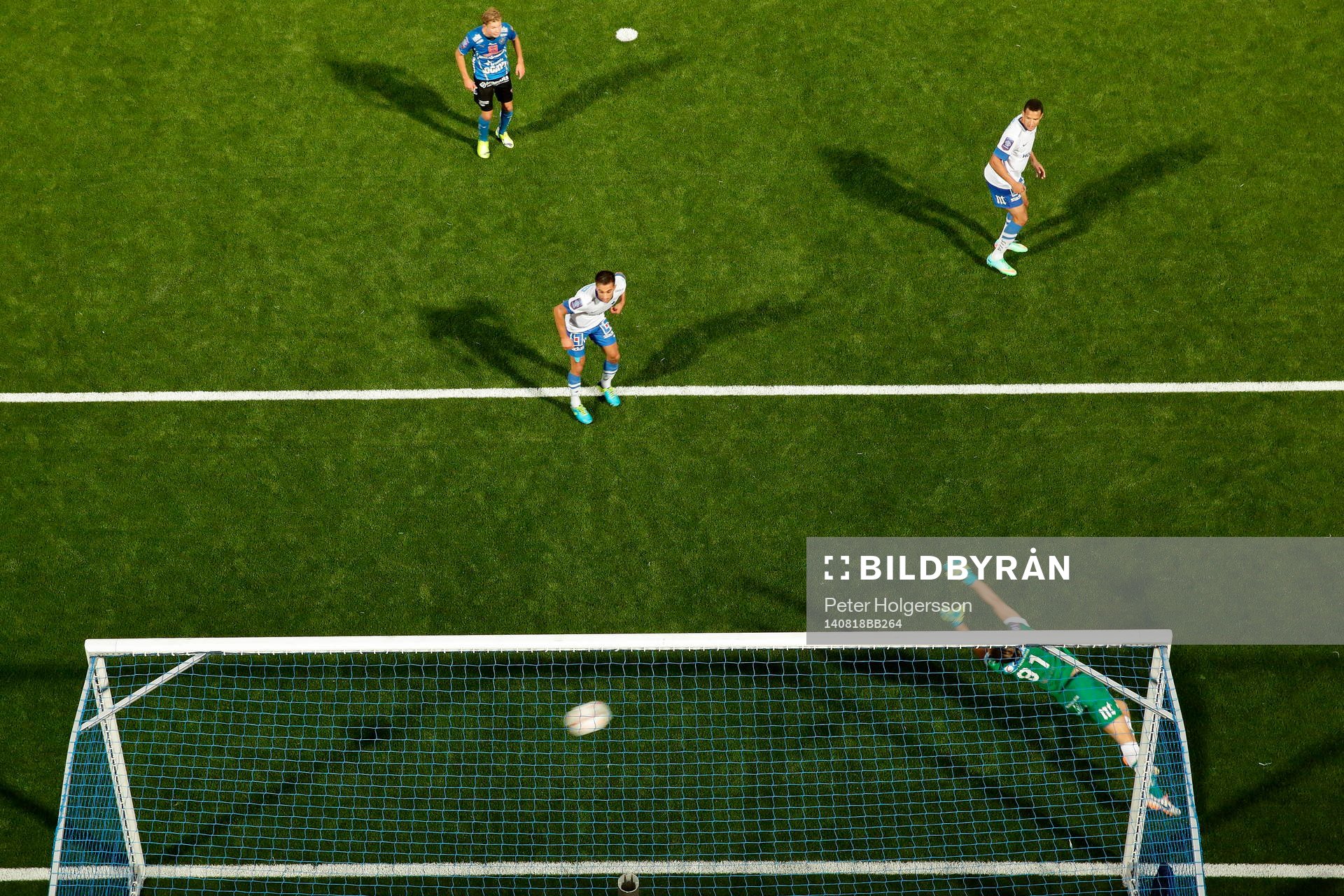 Mål 1-2 av Halmstads Mikael Boman utanför bild förbi
