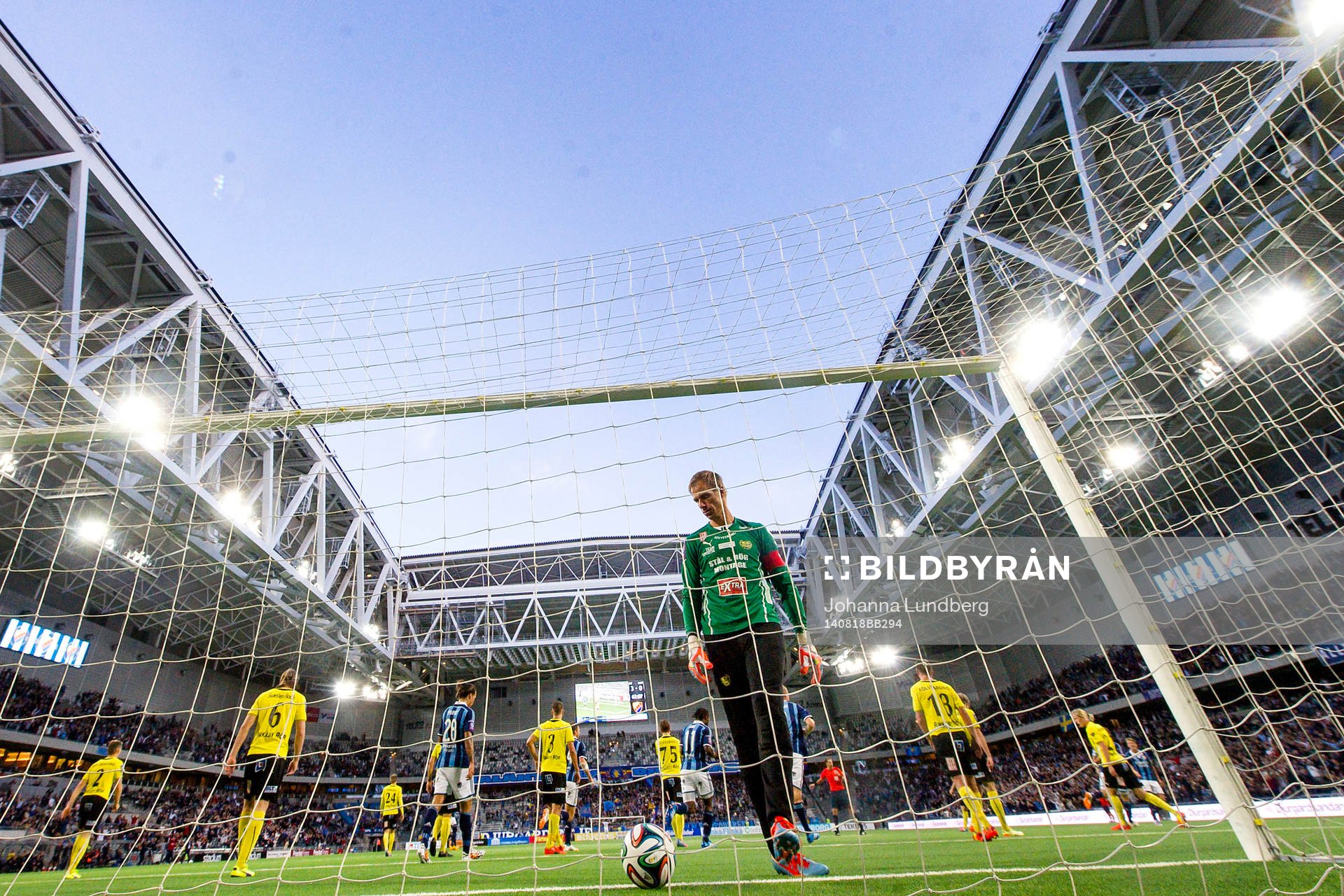 Mjällbys målvakt Mattias Asper deppar när han hämtar ut