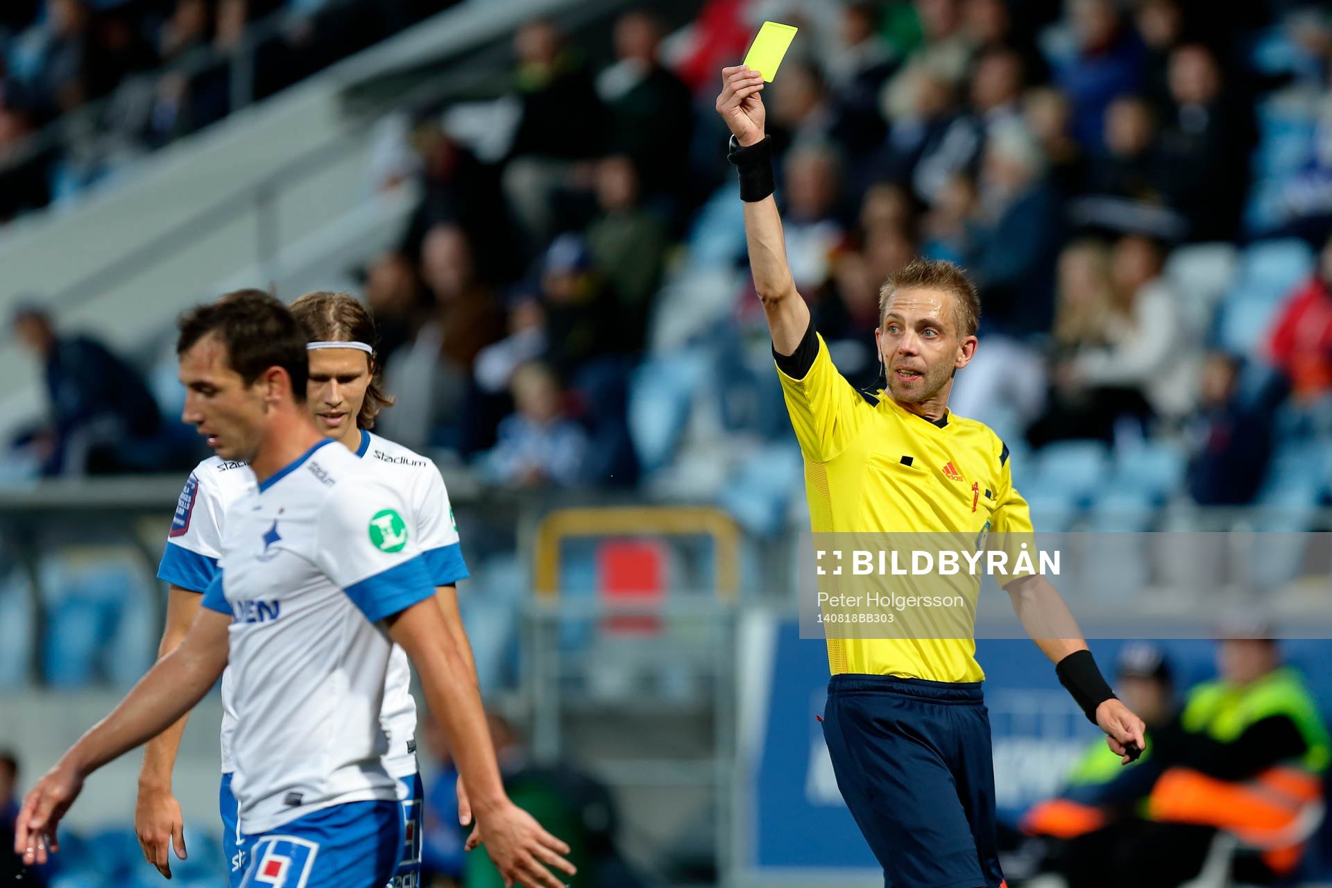 Norrköpings Nikola Tkalcic får varning av domare Johan