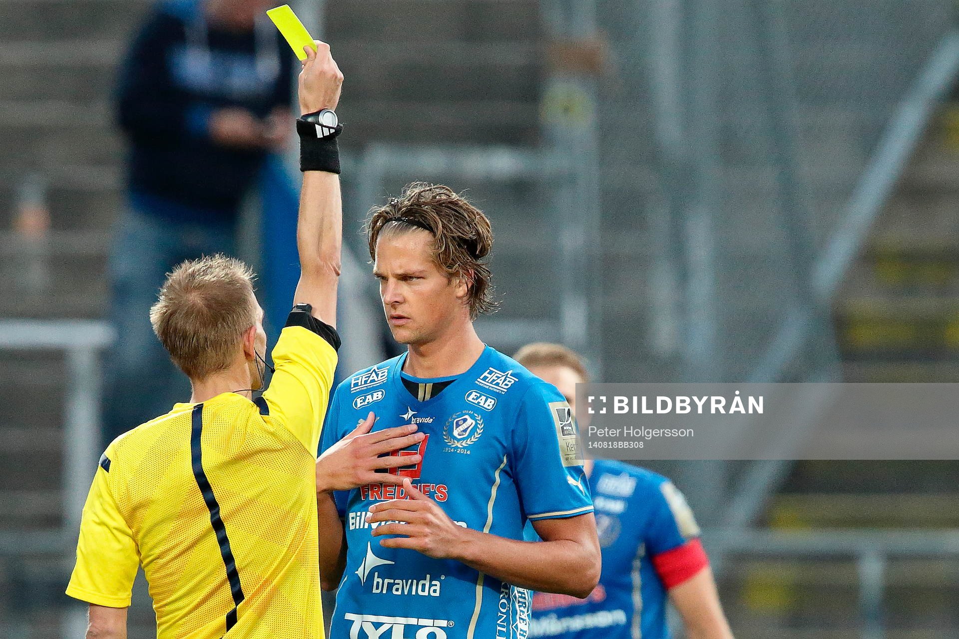 Halmstads Fredrik Liverstam får varning av domare Johan