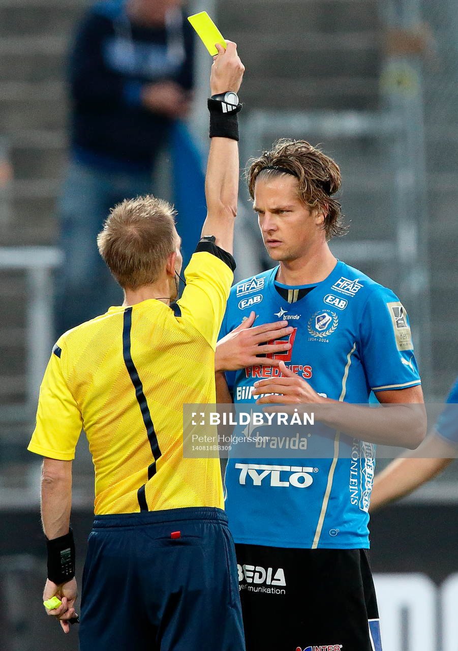 Halmstads Fredrik Liverstam får varning av domare Johan