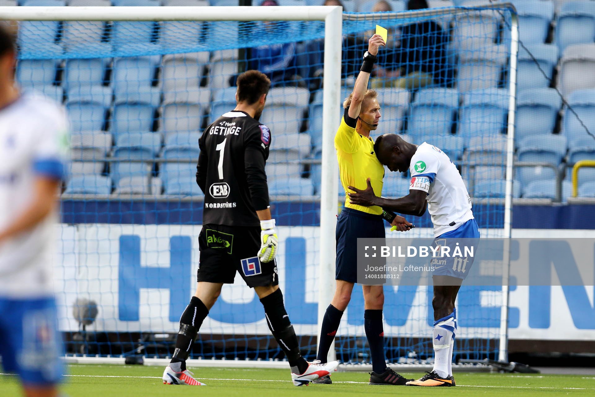 Norrköpings Alhaji Kamara får ett gult kort av domaren