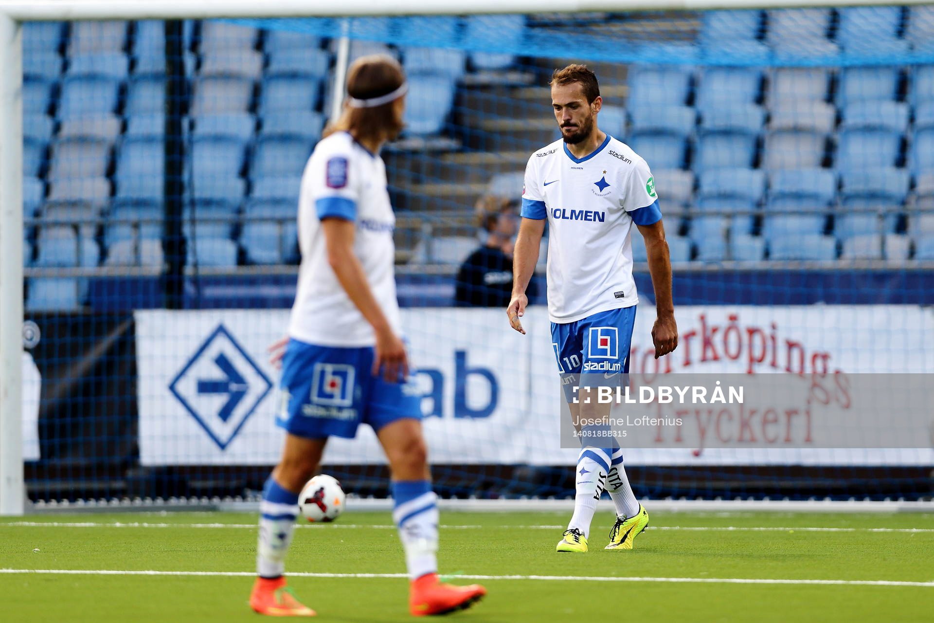 Norrköpings Emir Kujovic deppar och i förgrunden ses