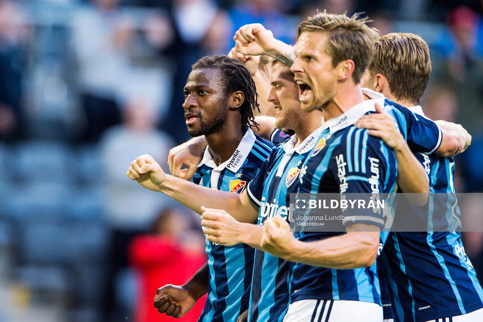 Djurgårdens Amadou Jawo och Mattias Östberg jublar