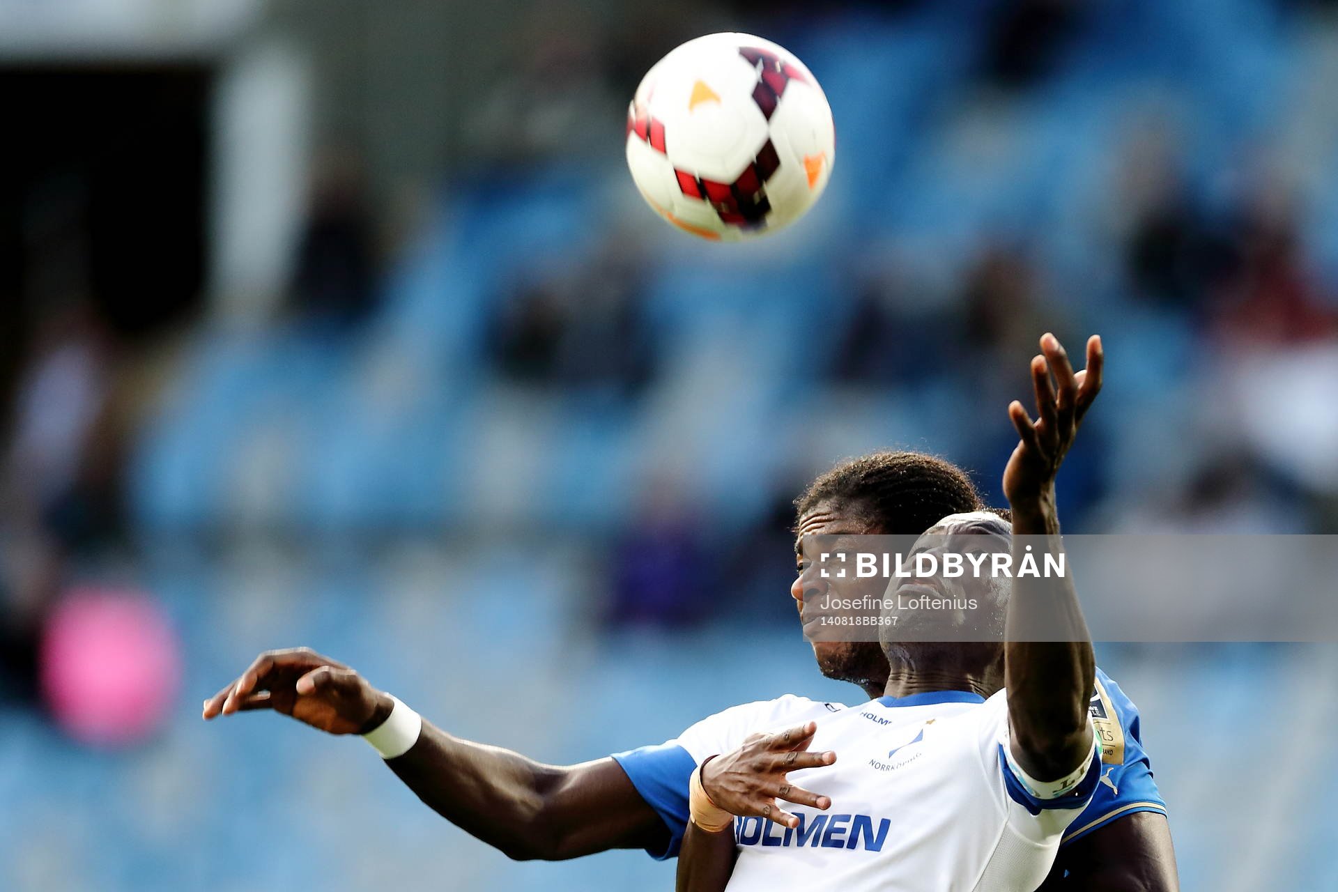 Norrköpings Alhaji Kamara i nickduell med Halmstads Joseph