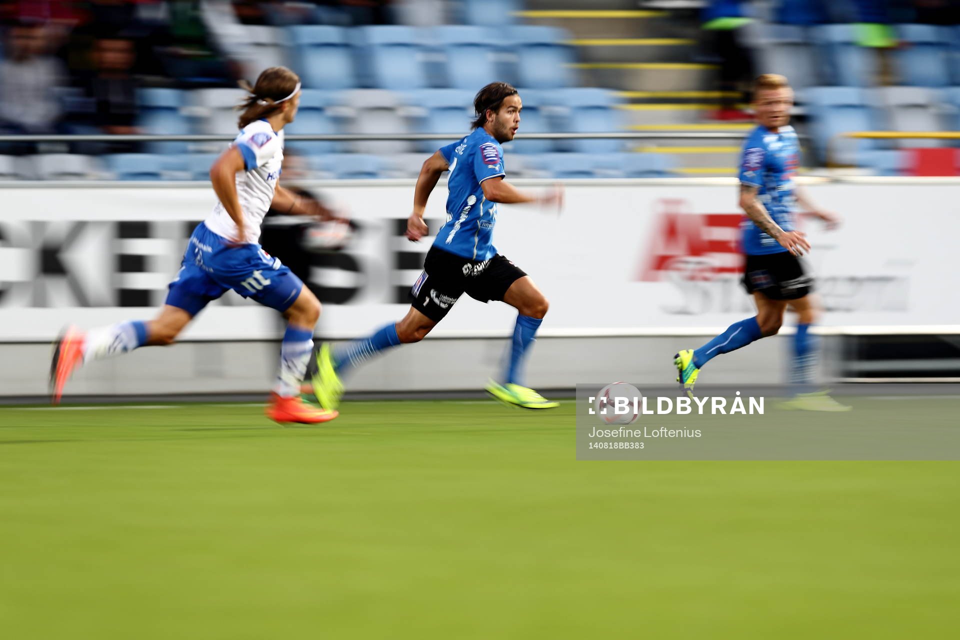 Halmstads Kristinn Steindorsson springer med bollen