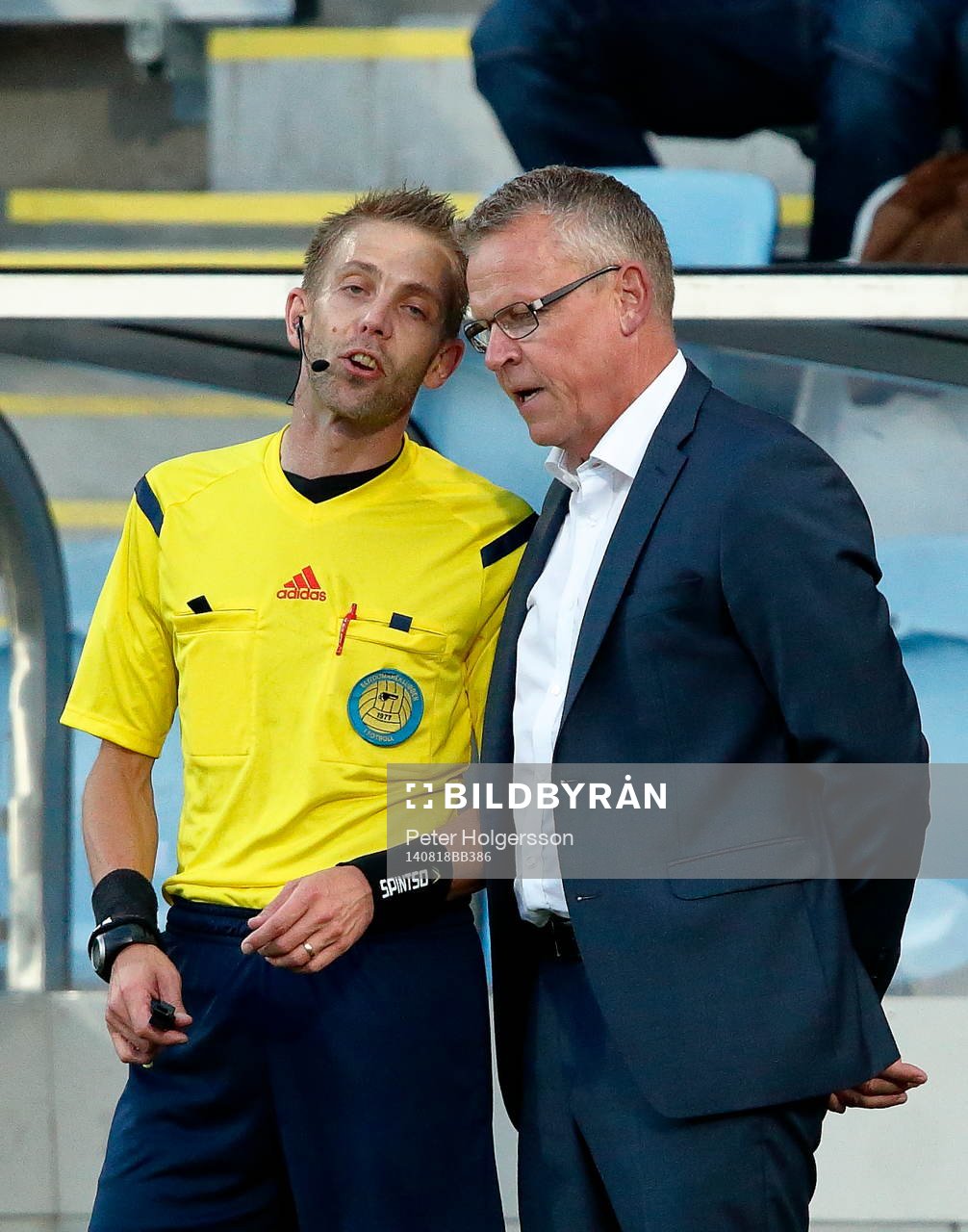 Domare Johan Hamlin Bro pratar med Norrköpings tränare Jan Andersson under fotbollsmatchen i Allsvenskan mellan Norrköping och Halmstad den 18 augusti 2014 i Norrköping.