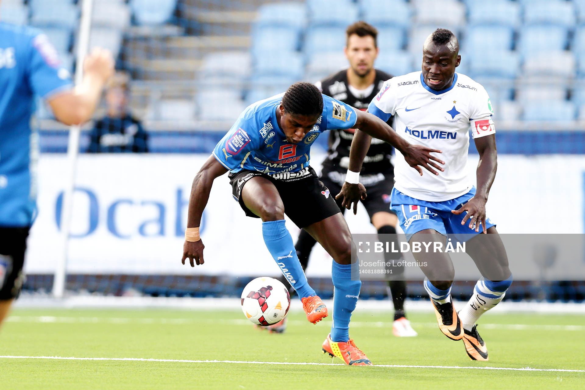 Halmstads Joseph Baffo med bollen framför Norrköpings
