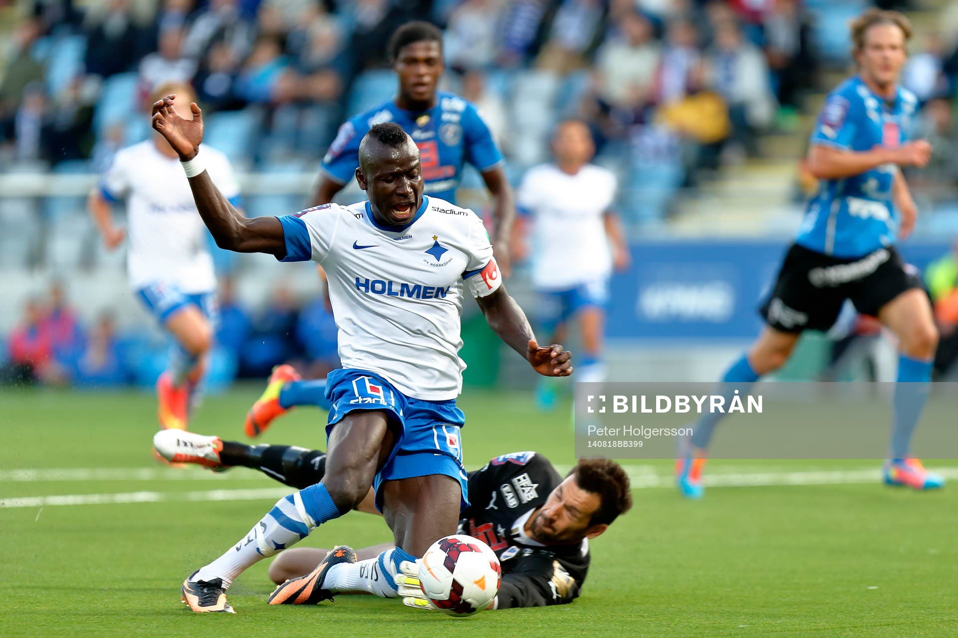 Norrköpings Alhaji Kamara faller intill Halmstads målvakt