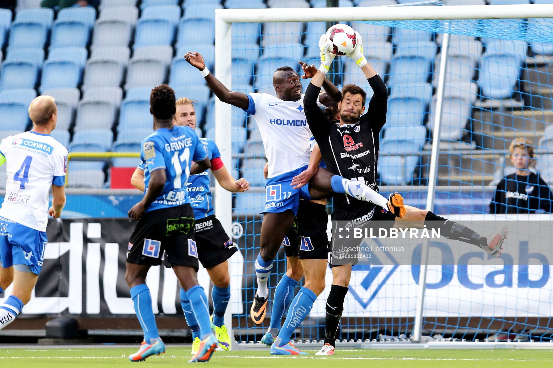 Halmstads målvakt Stojan Lukic och Norrköpings Alhaji