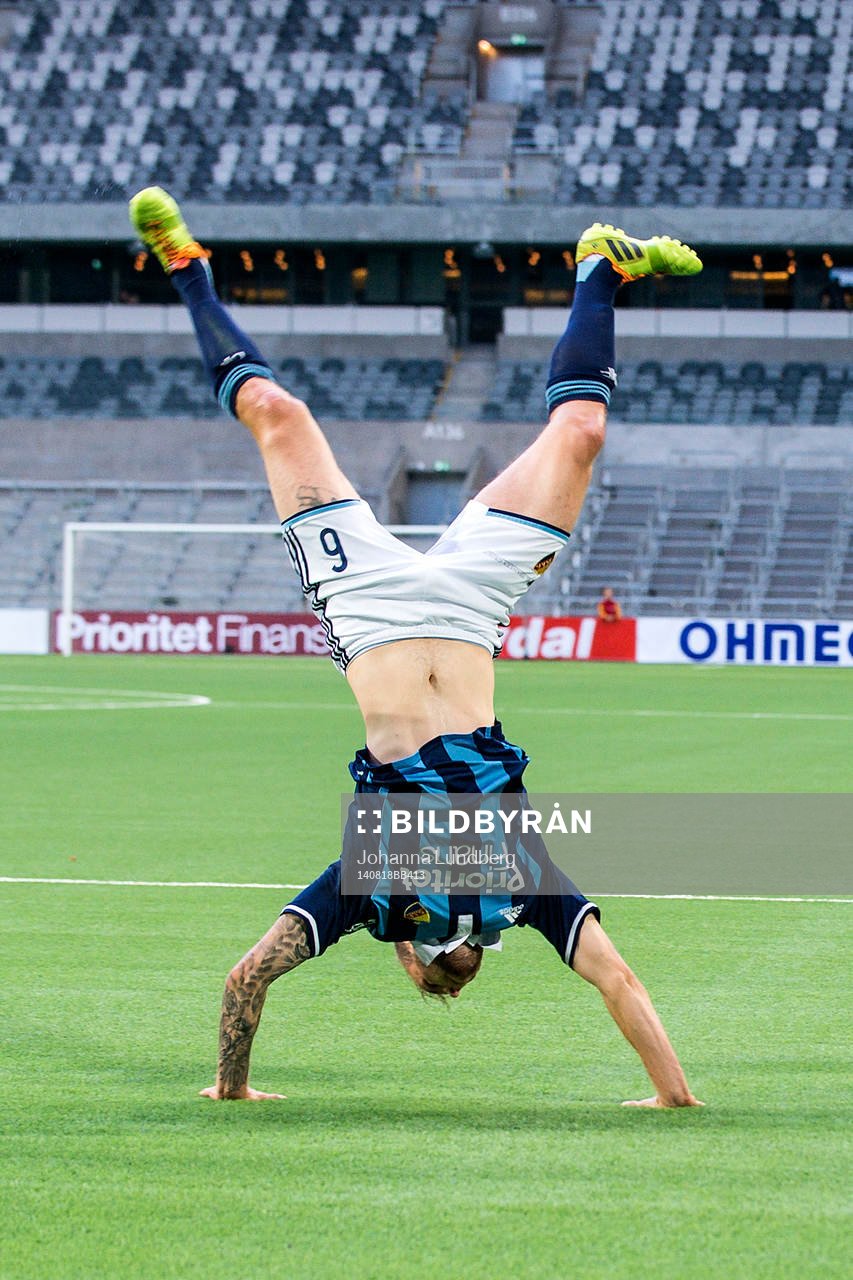 Djurgårdens Aleksander Faltsetas jublar och slår en volt